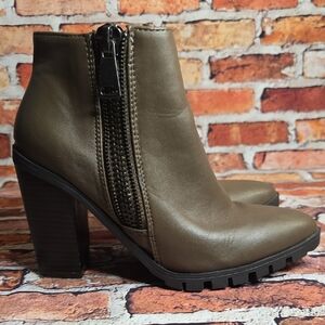 Qupid Brown Chunky Zipper Heeled Ankle Boots Size 7